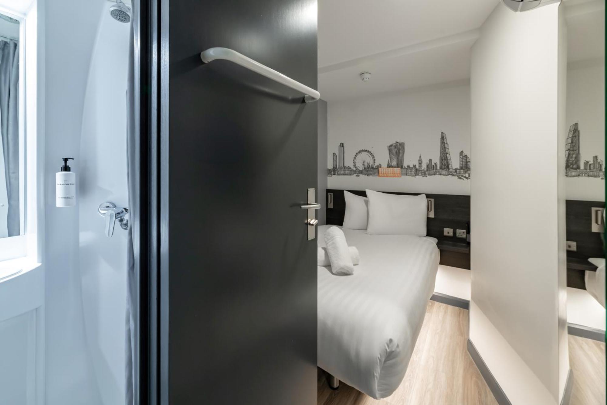 Отель Easyhotel Victoria