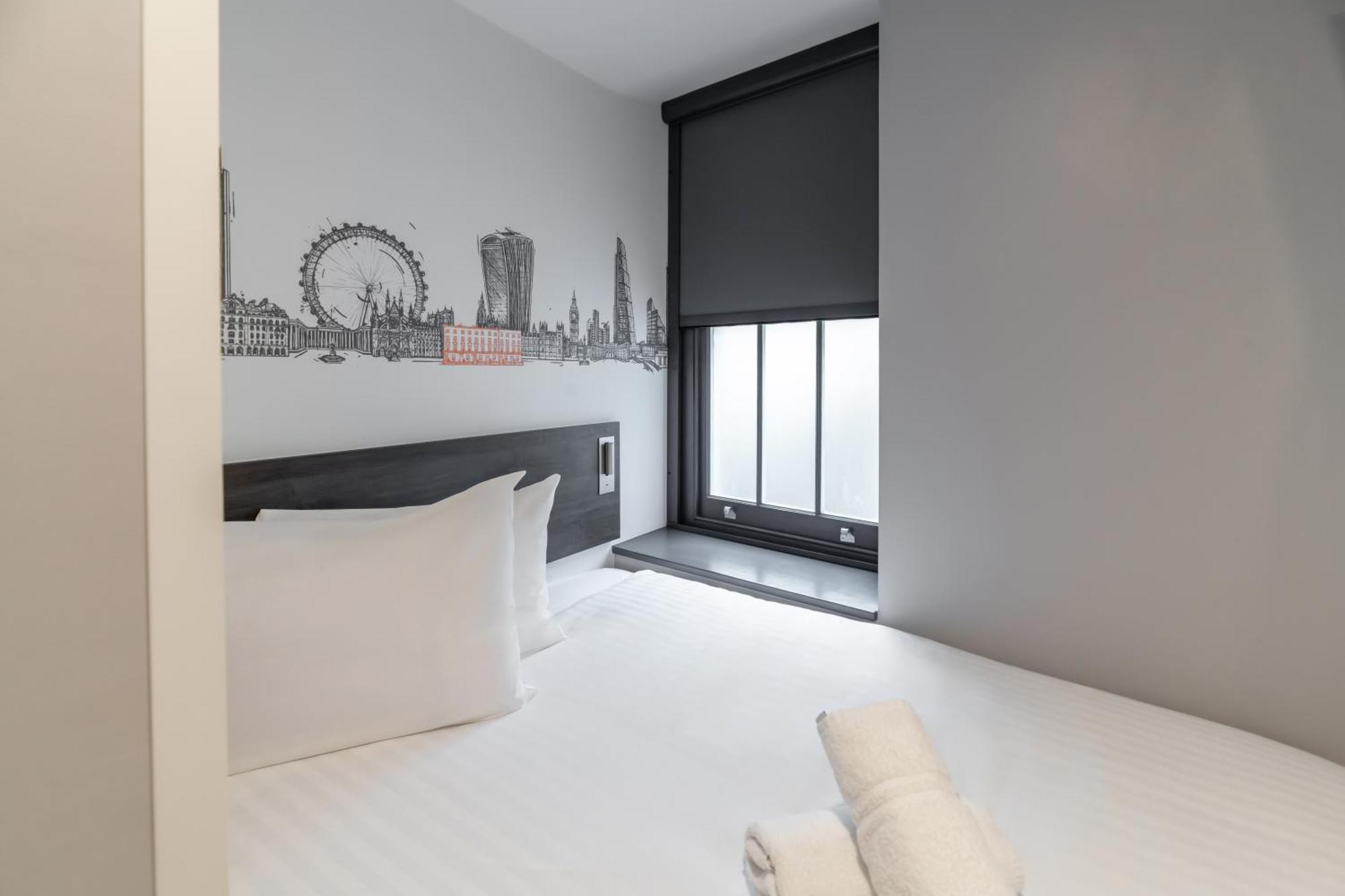 Отель Easyhotel Victoria