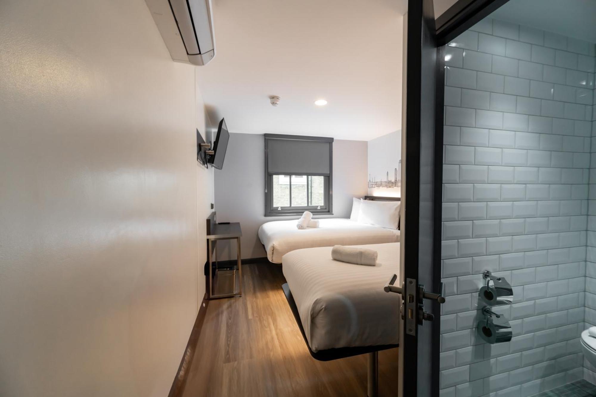 Easyhotel Victoria Отель