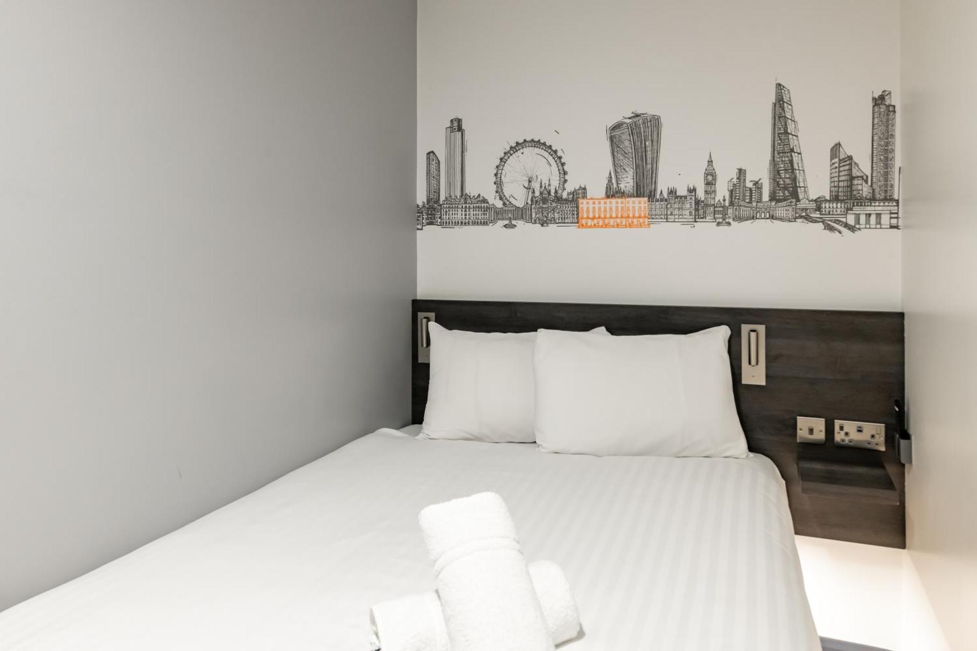 Отель Easyhotel Victoria