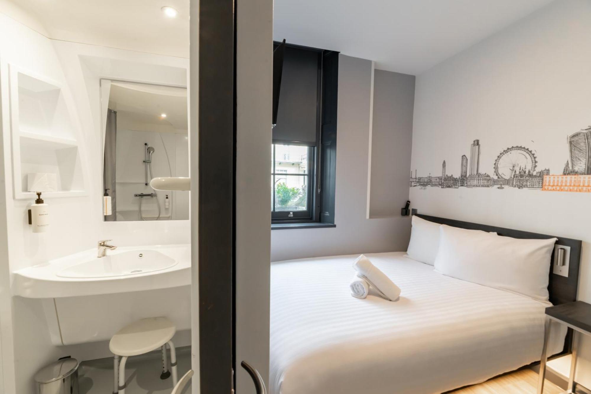Отель Easyhotel Victoria